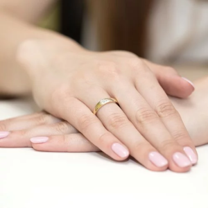 Pierścionek z Brylantami 0,02ct z żółtego złota próby 585. W-0189